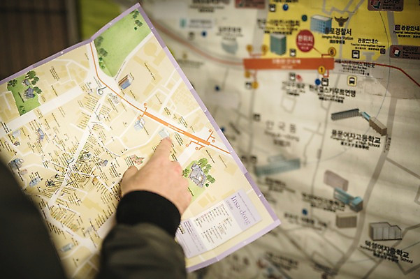 포토 JPG 서양인 외국인 손 남자 지도 실내 한명 20대 성인 신체부위 가리킴 전철 길찾기 전철역 국내포토 1 육상교통 대중교통 사람 인종 손짓 청년 내부 역 파일형식