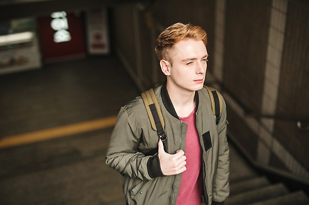 포토 JPG 서양인 외국인 남자 출입구 실내 한명 상반신 20대 성인 앞모습 계단 전철 오르기 전철역 청년남자한명만 성인남자한명만 국내포토 1 육상교통 뷰포인트 모션 대중교통 사람 인종 청년 내부 역 남자한명만 성인남자만 청년남자만 파일형식