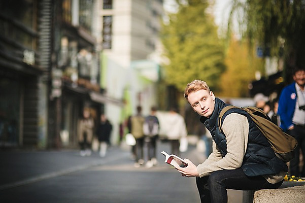 포토 JPG 주간 서양인 외국인 남자 거리 여러명 상반신 20대 성인 야외 옆모습 아웃포커스 군중 가이드북 길찾기 인사동 인사동거리 국내포토 자연요소 뷰포인트 여행 다수 서울 촬영기법 사람 인종 청년 파일형식