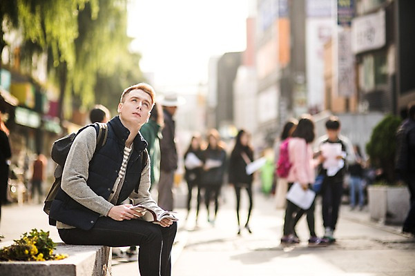 포토 JPG 주간 서양인 외국인 남자 거리 여러명 상반신 20대 성인 야외 옆모습 아웃포커스 군중 가이드북 길찾기 인사동 인사동거리 국내포토 자연요소 뷰포인트 여행 다수 서울 촬영기법 사람 인종 청년 파일형식