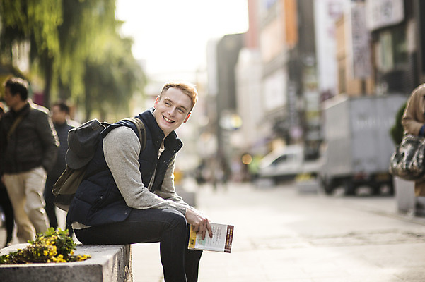 포토 JPG 주간 서양인 외국인 남자 거리 여러명 상반신 20대 성인 야외 옆모습 아웃포커스 군중 가이드북 길찾기 인사동 인사동거리 국내포토 자연요소 뷰포인트 여행 다수 서울 촬영기법 사람 인종 청년 파일형식