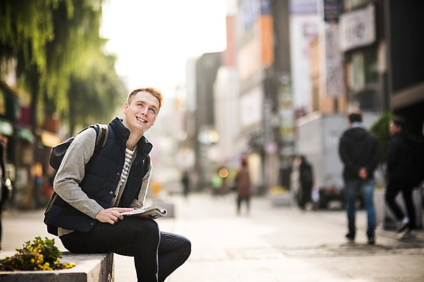 포토 JPG 주간 서양인 외국인 남자 거리 여러명 상반신 20대 성인 야외 옆모습 아웃포커스 군중 가이드북 길찾기 인사동 인사동거리 국내포토 자연요소 뷰포인트 여행 다수 서울 촬영기법 사람 인종 청년 파일형식