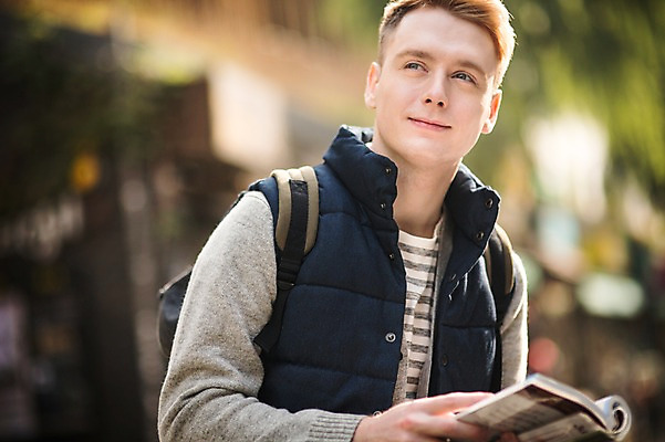 포토 JPG 주간 서양인 외국인 남자 거리 한명 상반신 20대 성인 야외 앞모습 아웃포커스 가이드북 길찾기 인사동 인사동거리 청년남자한명만 성인남자한명만 국내포토 자연요소 1 뷰포인트 여행 서울 촬영기법 사람 인종 청년 남자한명만 성인남자만 청년남자만 파일형식