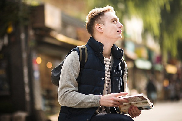 포토 JPG 주간 서양인 외국인 남자 거리 한명 상반신 20대 성인 야외 아웃포커스 가이드북 길찾기 인사동 인사동거리 청년남자한명만 성인남자한명만 국내포토 자연요소 1 여행 서울 촬영기법 사람 인종 청년 남자한명만 성인남자만 청년남자만 파일형식