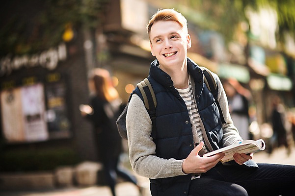 포토 JPG 주간 서양인 외국인 남자 거리 한명 상반신 20대 성인 야외 앞모습 아웃포커스 가이드북 길찾기 인사동 인사동거리 청년남자한명만 성인남자한명만 국내포토 자연요소 1 뷰포인트 여행 서울 촬영기법 사람 인종 청년 남자한명만 성인남자만 청년남자만 파일형식