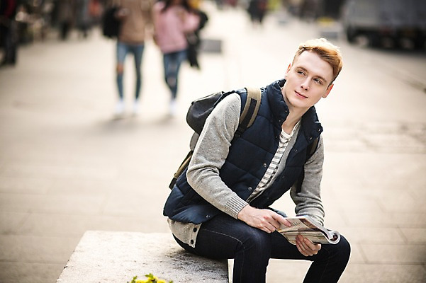 포토 JPG 주간 서양인 외국인 남자 거리 여러명 상반신 20대 성인 야외 앞모습 아웃포커스 군중 가이드북 길찾기 인사동 인사동거리 국내포토 자연요소 뷰포인트 여행 다수 서울 촬영기법 사람 인종 청년 파일형식