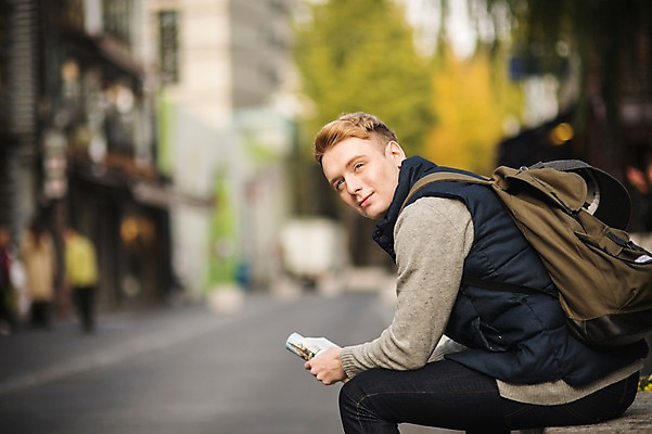 포토 JPG 주간 서양인 외국인 남자 거리 한명 상반신 20대 성인 야외 옆모습 가이드북 길찾기 인사동 인사동거리 청년남자한명만 성인남자한명만 국내포토 자연요소 1 뷰포인트 여행 서울 사람 인종 청년 남자한명만 성인남자만 청년남자만 파일형식