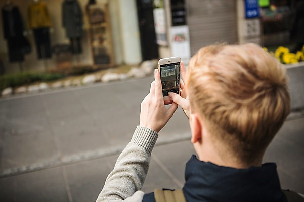 포토 JPG 주간 서양인 외국인 남자 거리 한명 들기 상반신 20대 성인 야외 뒷모습 스마트폰 사진촬영 인사동 인사동거리 청년남자한명만 성인남자한명만 국내포토 자연요소 1 뷰포인트 모션 서울 사람 인종 청년 핸드폰 스마트기기 촬영 남자한명만 성인남자만 청년남자만 파일형식