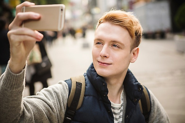 포토 JPG 주간 서양인 외국인 남자 거리 한명 들기 상반신 20대 성인 야외 앞모습 스마트폰 사진촬영 인사동 인사동거리 청년남자한명만 성인남자한명만 국내포토 자연요소 1 뷰포인트 모션 서울 사람 인종 청년 핸드폰 스마트기기 촬영 남자한명만 성인남자만 청년남자만 파일형식