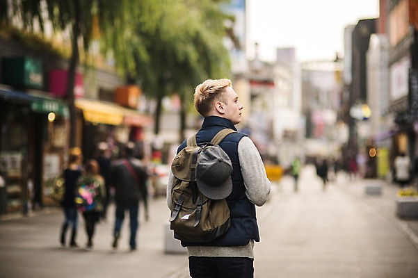 포토 JPG 주간 서양인 외국인 남자 거리 여러명 상반신 20대 성인 야외 뒷모습 아웃포커스 군중 인사동 인사동거리 국내포토 자연요소 뷰포인트 다수 서울 촬영기법 사람 인종 청년 파일형식