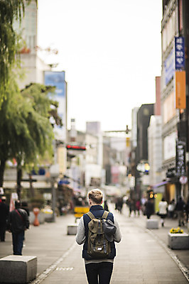 포토 JPG 주간 서양인 외국인 남자 거리 여러명 상반신 20대 성인 야외 뒷모습 아웃포커스 군중 인사동 인사동거리 국내포토 자연요소 뷰포인트 다수 서울 촬영기법 사람 인종 청년 파일형식