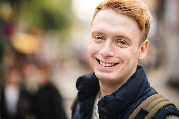 포토 JPG 주간 서양인 외국인 남자 거리 한명 상반신 20대 성인 야외 인사동 인사동거리 청년남자한명만 성인남자한명만 국내포토 자연요소 1 서울 사람 인종 청년 남자한명만 성인남자만 청년남자만 파일형식