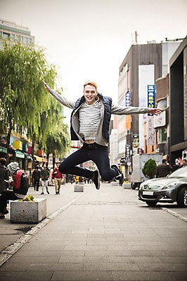 포토 JPG 주간 전신 서양인 외국인 남자 거리 여러명 20대 성인 야외 앞모습 점프 군중 인사동 인사동거리 국내포토 자연요소 뷰포인트 다수 모션 서울 사람 인종 청년 파일형식