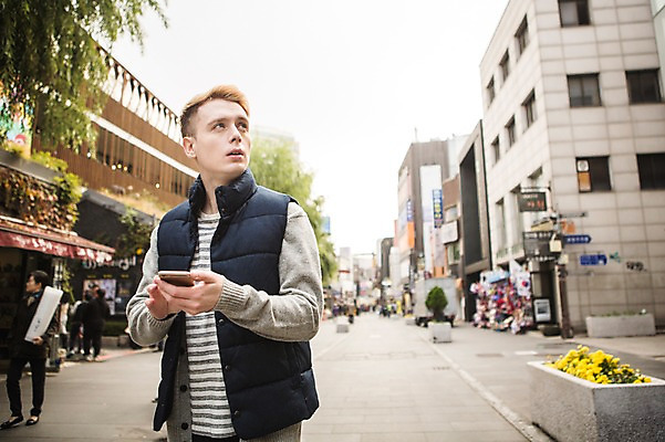 포토 JPG 주간 서양인 외국인 남자 거리 여러명 상반신 20대 성인 야외 앞모습 군중 인사동 인사동거리 국내포토 자연요소 뷰포인트 다수 서울 사람 인종 청년 파일형식