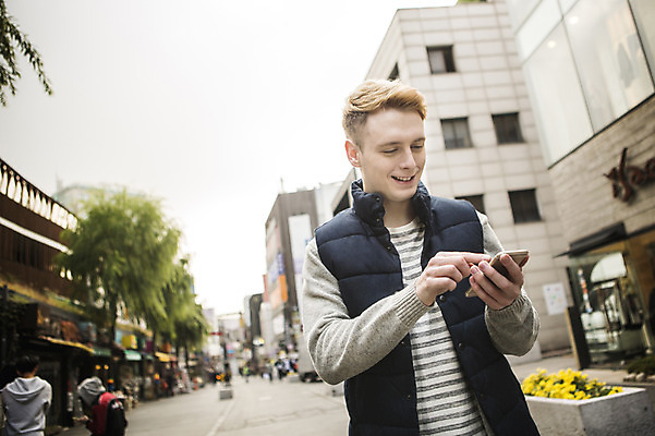 포토 JPG 주간 서양인 외국인 남자 거리 여러명 상반신 20대 성인 야외 앞모습 군중 인사동 인사동거리 국내포토 자연요소 뷰포인트 다수 서울 사람 인종 청년 파일형식