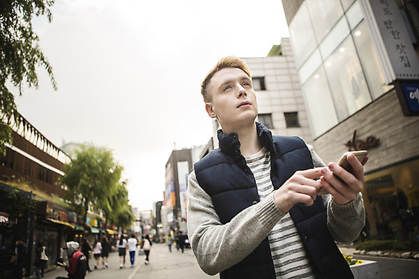 포토 JPG 주간 서양인 외국인 남자 거리 여러명 상반신 20대 성인 야외 앞모습 군중 인사동 인사동거리 국내포토 자연요소 뷰포인트 다수 서울 사람 인종 청년 파일형식