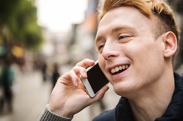 포토 JPG 주간 서양인 외국인 남자 거리 한명 들기 상반신 20대 성인 야외 아웃포커스 스마트폰 통화 인사동 인사동거리 청년남자한명만 성인남자한명만 국내포토 자연요소 1 모션 서울 촬영기법 사람 인종 청년 핸드폰 스마트기기 남자한명만 성인남자만 청년남자만 파일형식