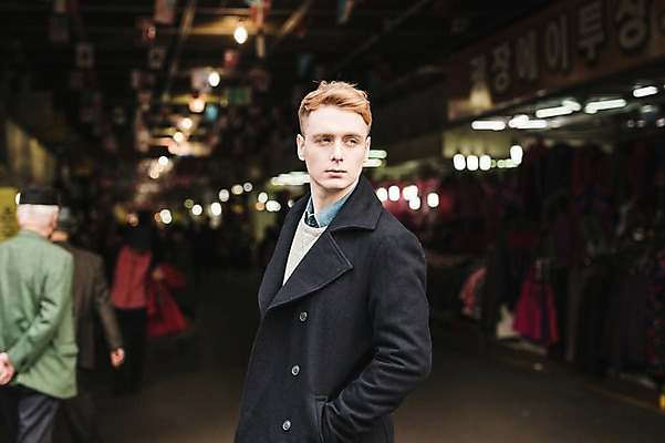 포토 JPG 주간 서양인 외국인 남자 서기 여러명 상반신 20대 성인 야외 옆모습 시장 군중 구경 주머니손 광장시장 국내포토 자연요소 뷰포인트 다수 모션 사람 인종 청년 파일형식