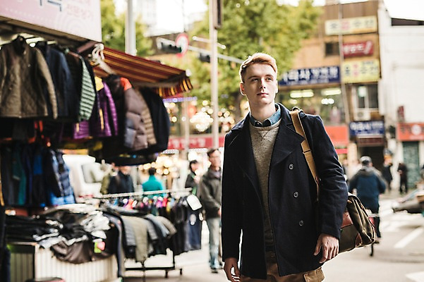 포토 JPG 주간 서양인 외국인 남자 서기 여러명 상반신 20대 성인 야외 앞모습 시장 군중 구경 광장시장 국내포토 자연요소 뷰포인트 다수 모션 사람 인종 청년 파일형식