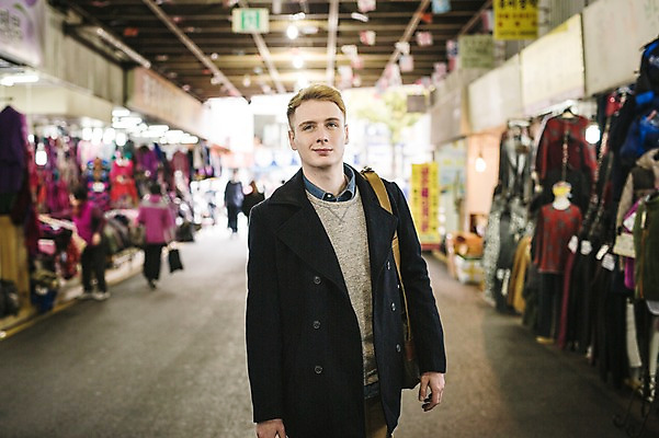 포토 JPG 주간 서양인 외국인 남자 서기 여러명 상반신 20대 성인 야외 앞모습 시장 군중 구경 광장시장 국내포토 자연요소 뷰포인트 다수 모션 사람 인종 청년 파일형식