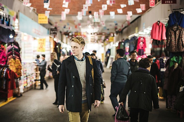 포토 JPG 주간 서양인 외국인 남자 여러명 상반신 20대 성인 야외 앞모습 걷기 시장 군중 구경 광장시장 국내포토 자연요소 뷰포인트 다수 모션 사람 인종 청년 파일형식