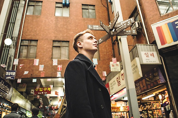 포토 JPG 주간 서양인 외국인 남자 서기 여러명 상반신 20대 성인 야외 옆모습 올려보기 시장 군중 구경 광장시장 국내포토 자연요소 뷰포인트 다수 모션 사람 인종 청년 파일형식