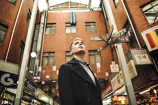 포토 JPG 서양인 외국인 남자 실내 한명 서기 상반신 20대 성인 올려보기 시장 구경 청년남자한명만 성인남자한명만 광장시장 국내포토 1 모션 사람 인종 청년 내부 남자한명만 성인남자만 청년남자만 파일형식