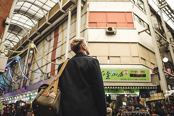 포토 JPG 주간 서양인 외국인 남자 서기 여러명 상반신 20대 성인 야외 뒷모습 올려보기 시장 군중 구경 광장시장 국내포토 자연요소 뷰포인트 다수 모션 사람 인종 청년 파일형식