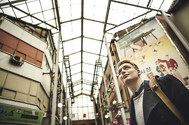 포토 JPG 서양인 외국인 남자 실내 한명 상반신 20대 성인 올려보기 시장 구경 청년남자한명만 성인남자한명만 광장시장 국내포토 1 모션 사람 인종 청년 내부 남자한명만 성인남자만 청년남자만 파일형식