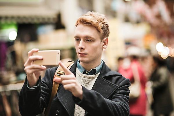 포토 JPG 서양인 외국인 남자 실내 한명 들기 상반신 20대 성인 앞모습 아웃포커스 스마트폰 사진촬영 시장 구경 청년남자한명만 성인남자한명만 광장시장 국내포토 1 뷰포인트 모션 촬영기법 사람 인종 청년 내부 핸드폰 스마트기기 촬영 남자한명만 성인남자만 청년남자만 파일형식