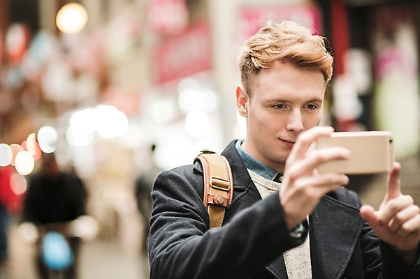 포토 JPG 서양인 외국인 남자 실내 한명 들기 상반신 20대 성인 앞모습 아웃포커스 스마트폰 사진촬영 시장 구경 청년남자한명만 성인남자한명만 광장시장 국내포토 1 뷰포인트 모션 촬영기법 사람 인종 청년 내부 핸드폰 스마트기기 촬영 남자한명만 성인남자만 청년남자만 파일형식