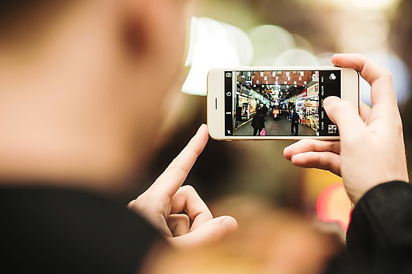 포토 JPG 주간 서양인 외국인 손 남자 들기 여러명 20대 성인 야외 아웃포커스 신체부위 스마트폰 사진촬영 시장 군중 구경 광장시장 국내포토 자연요소 다수 모션 촬영기법 사람 인종 청년 핸드폰 스마트기기 촬영 파일형식