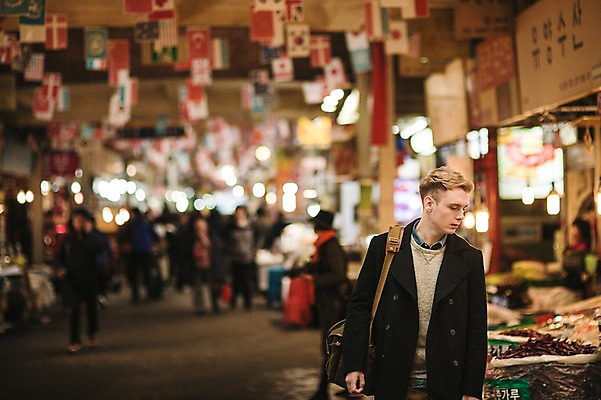 포토 JPG 주간 서양인 외국인 남자 서기 여러명 상반신 20대 성인 야외 앞모습 아웃포커스 시장 군중 구경 광장시장 국내포토 자연요소 뷰포인트 다수 모션 촬영기법 사람 인종 청년 파일형식