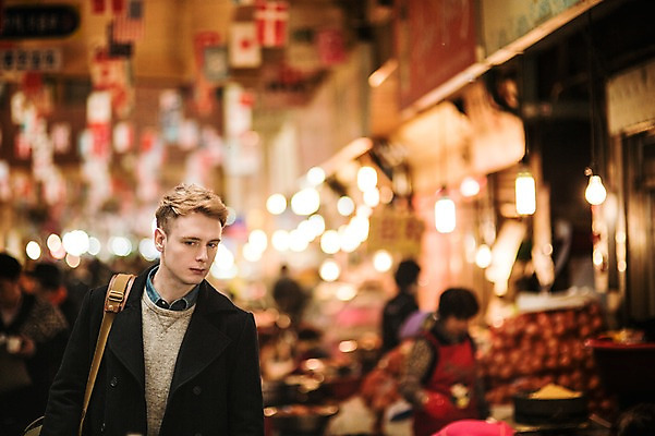 포토 JPG 주간 서양인 외국인 남자 서기 여러명 상반신 20대 성인 야외 앞모습 아웃포커스 시장 군중 구경 광장시장 국내포토 자연요소 뷰포인트 다수 모션 촬영기법 사람 인종 청년 파일형식