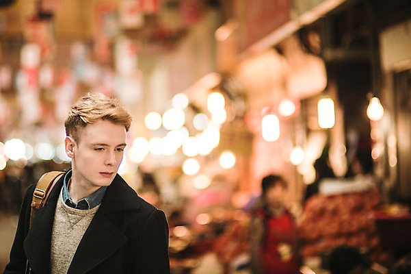 포토 JPG 서양인 외국인 남자 실내 한명 상반신 20대 성인 앞모습 아웃포커스 시장 구경 청년남자한명만 성인남자한명만 광장시장 국내포토 1 뷰포인트 촬영기법 사람 인종 청년 내부 남자한명만 성인남자만 청년남자만 파일형식