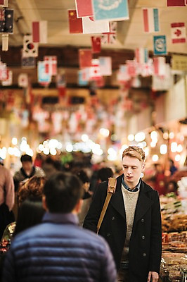 포토 JPG 주간 서양인 외국인 남자 서기 여러명 상반신 20대 성인 야외 앞모습 아웃포커스 시장 군중 구경 광장시장 국내포토 자연요소 뷰포인트 다수 모션 촬영기법 사람 인종 청년 파일형식