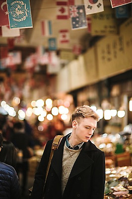 포토 JPG 주간 서양인 외국인 남자 여러명 상반신 20대 성인 야외 앞모습 아웃포커스 시장 군중 구경 광장시장 국내포토 자연요소 뷰포인트 다수 촬영기법 사람 인종 청년 파일형식