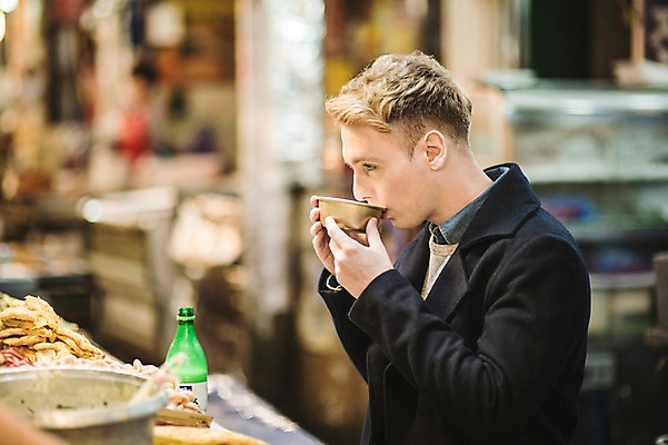 포토 JPG 서양인 외국인 남자 한식 음식 실내 한명 앉기 상반신 20대 성인 옆모습 마시기 시장 전 막걸리 청년남자한명만 성인남자한명만 광장시장 혼족 국내포토 1 뷰포인트 모션 주류 사람 인종 청년 내부 싱글라이프 남자한명만 성인남자만 청년남자만 파일형식