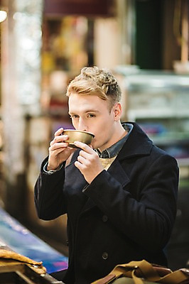 포토 JPG 서양인 외국인 남자 한식 음식 실내 한명 앉기 상반신 20대 성인 앞모습 마시기 시장 전 막걸리 청년남자한명만 성인남자한명만 광장시장 혼족 국내포토 1 뷰포인트 모션 주류 사람 인종 청년 내부 싱글라이프 남자한명만 성인남자만 청년남자만 파일형식