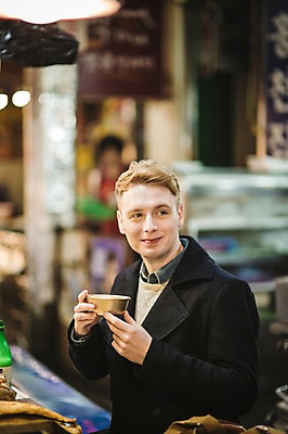 포토 JPG 서양인 외국인 남자 한식 음식 실내 한명 들기 앉기 상반신 20대 성인 앞모습 시장 전 막걸리 청년남자한명만 성인남자한명만 광장시장 혼족 국내포토 1 뷰포인트 모션 주류 사람 인종 청년 내부 싱글라이프 남자한명만 성인남자만 청년남자만 파일형식