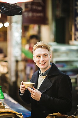 포토 JPG 서양인 외국인 남자 한식 음식 실내 한명 미소 들기 앉기 상반신 20대 성인 앞모습 시장 전 막걸리 청년남자한명만 성인남자한명만 광장시장 혼족 국내포토 1 뷰포인트 모션 주류 표정 사람 인종 청년 내부 싱글라이프 남자한명만 성인남자만 청년남자만 파일형식