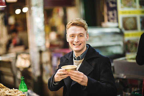 포토 JPG 서양인 외국인 남자 한식 음식 실내 한명 미소 들기 앉기 상반신 20대 성인 앞모습 시장 전 막걸리 청년남자한명만 성인남자한명만 광장시장 혼족 국내포토 1 뷰포인트 모션 주류 표정 사람 인종 청년 내부 싱글라이프 남자한명만 성인남자만 청년남자만 파일형식