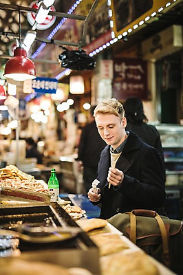 포토 JPG 서양인 외국인 남자 한식 음식 실내 한명 앉기 상반신 20대 성인 옆모습 시장 전 막걸리 나무젓가락 청년남자한명만 성인남자한명만 광장시장 혼족 국내포토 1 뷰포인트 젓가락 모션 주류 사람 인종 청년 내부 싱글라이프 남자한명만 성인남자만 청년남자만 파일형식