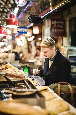 포토 JPG 서양인 외국인 남자 한식 음식 실내 한명 앉기 상반신 20대 성인 옆모습 시장 전 막걸리 젓가락질 청년남자한명만 성인남자한명만 광장시장 혼족 국내포토 1 뷰포인트 젓가락 모션 주류 사람 인종 손짓 청년 내부 싱글라이프 남자한명만 성인남자만 청년남자만 파일형식