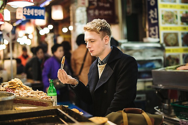 포토 JPG 주간 서양인 외국인 남자 한식 음식 들기 앉기 여러명 상반신 20대 성인 야외 옆모습 시장 군중 전 막걸리 젓가락질 광장시장 국내포토 자연요소 뷰포인트 다수 젓가락 모션 주류 사람 인종 손짓 청년 파일형식