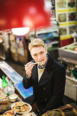 포토 JPG 서양인 외국인 남자 한식 음식 실내 한명 앉기 상반신 20대 성인 앞모습 시장 전 먹기 막걸리 젓가락질 청년남자한명만 성인남자한명만 광장시장 혼족 국내포토 1 뷰포인트 젓가락 모션 주류 사람 인종 손짓 청년 내부 싱글라이프 남자한명만 성인남자만 청년남자만 파일형식