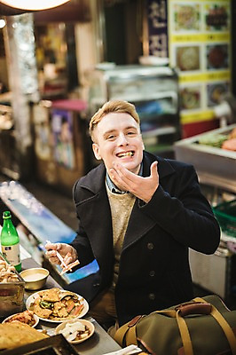 포토 JPG 서양인 외국인 남자 한식 음식 실내 한명 앉기 상반신 20대 성인 앞모습 시장 전 먹기 막걸리 젓가락질 청년남자한명만 성인남자한명만 광장시장 혼족 국내포토 1 뷰포인트 젓가락 모션 주류 사람 인종 손짓 청년 내부 싱글라이프 남자한명만 성인남자만 청년남자만 파일형식
