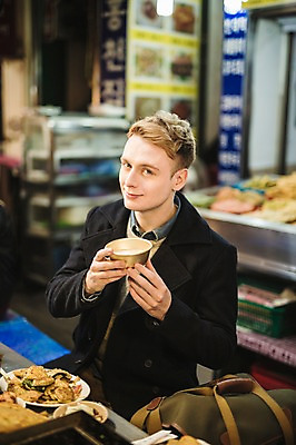 포토 JPG 서양인 외국인 남자 한식 음식 실내 한명 들기 앉기 상반신 20대 성인 앞모습 시장 전 막걸리 청년남자한명만 성인남자한명만 광장시장 혼족 국내포토 1 뷰포인트 모션 주류 사람 인종 청년 내부 싱글라이프 남자한명만 성인남자만 청년남자만 파일형식
