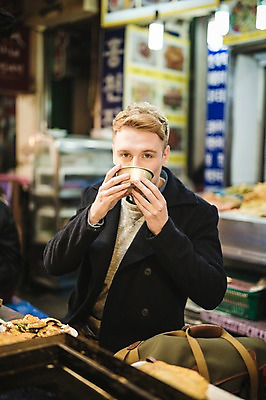 포토 JPG 서양인 외국인 남자 한식 음식 실내 한명 앉기 상반신 20대 성인 앞모습 마시기 시장 전 막걸리 청년남자한명만 성인남자한명만 광장시장 혼족 국내포토 1 뷰포인트 모션 주류 사람 인종 청년 내부 싱글라이프 남자한명만 성인남자만 청년남자만 파일형식