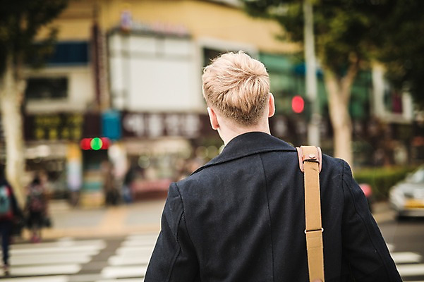 포토 JPG 주간 서양인 외국인 남자 거리 한명 상반신 20대 성인 야외 뒷모습 아웃포커스 시장 청년남자한명만 성인남자한명만 광장시장 국내포토 자연요소 1 뷰포인트 촬영기법 사람 인종 청년 남자한명만 성인남자만 청년남자만 파일형식